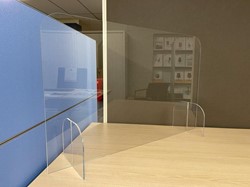 Preventiescherm  65x 80x5mm staand op voetjes incl. doorschuifluik