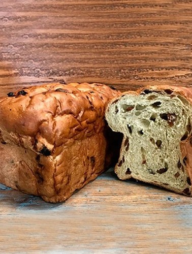 Brood Krentenbrood half gesneden