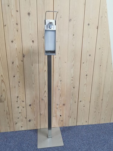 Desinfectiezuil RVS paal 130cm + aluminium dispenser met lange beugel-2