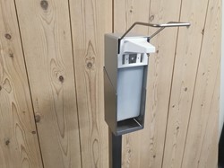 Desinfectiezuil RVS paal 130cm + aluminium dispenser met lange beugel