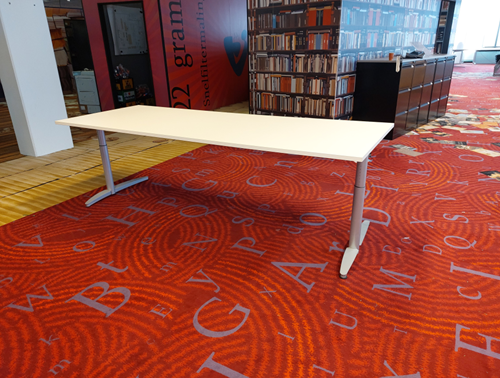 Bureau 240x90cm hoogte instelbaar, frame alu-kleur, blad wit - gebruikt