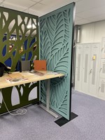 roomdiveder bij bureau